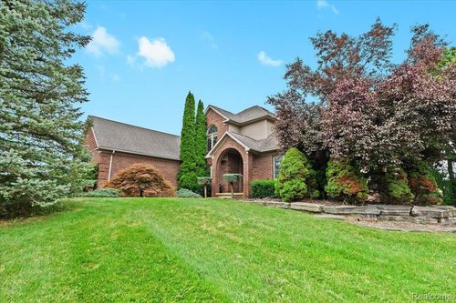 8477 Mist Field Ct, Howell, MI, 48843-8105 | Card Image