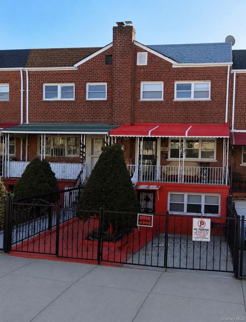 1024 214th St, Bronx, NY, 10469-1305 | Card Image