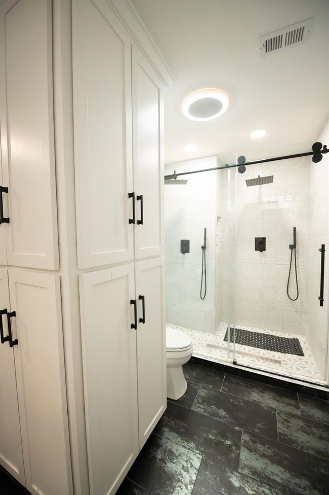 En-suite bath w/storage | Image 31