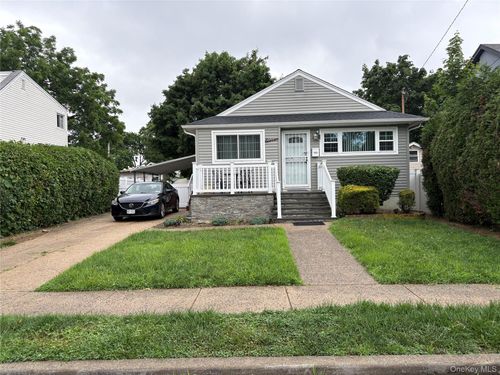 11 Madison Ave, Hempstead, NY, 11550-4811 | Card Image