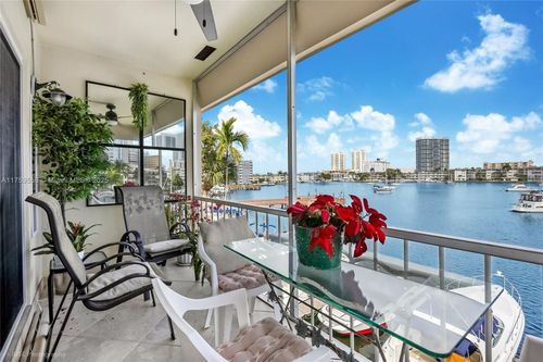 apt-302-300 Golden Isles Dr, Hallandale Beach, FL, 33009-5882 | Card Image