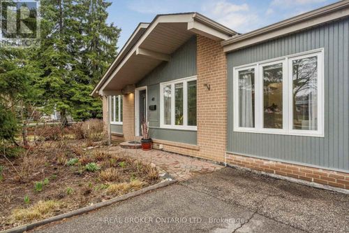 40 Seaton Drive, Aurora (Aurora Highlands), ON, L4G2K1 | Card Image