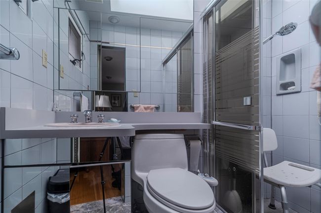 MBR bath w a shower stall | Image 22