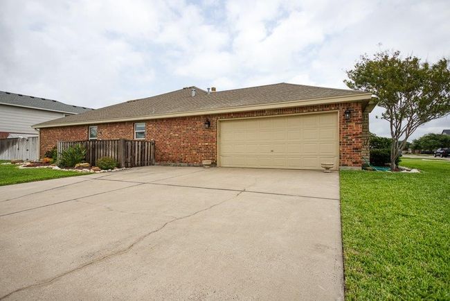 Side entrance garage with built-in garbage bays | Image 31