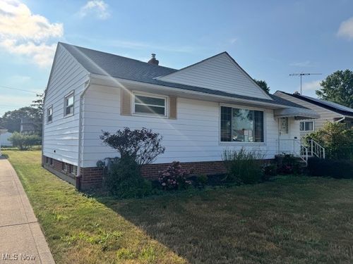 701 E 315th St, Willowick, OH, 44095-4220 | Card Image