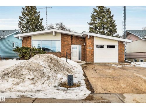 5209 45 Ave, Vegreville, AB, T9C1A2 | Card Image