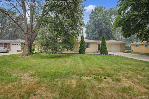 5577 Althea St, Shelby Township, MI, 48316-4221 | Card Image