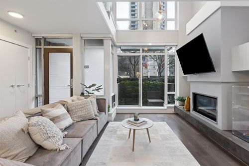 863 Richards St, Vancouver, BC, V6B3B4 | Card Image