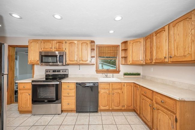 7 Oakhurst Ter, House other with 3 bedrooms, 2 bathrooms and 4 parking in North Reading MA | Image 5