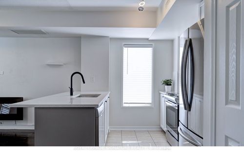 231-25 Turntable Cres, Toronto, ON, M6H4K8 | Card Image