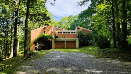 402 Hortontown Rd, Hopewell Junction, NY, 12533-7036 | Card Image