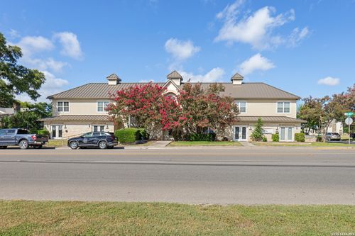 624 N Main St, Boerne, TX, 78006-1600 | Card Image