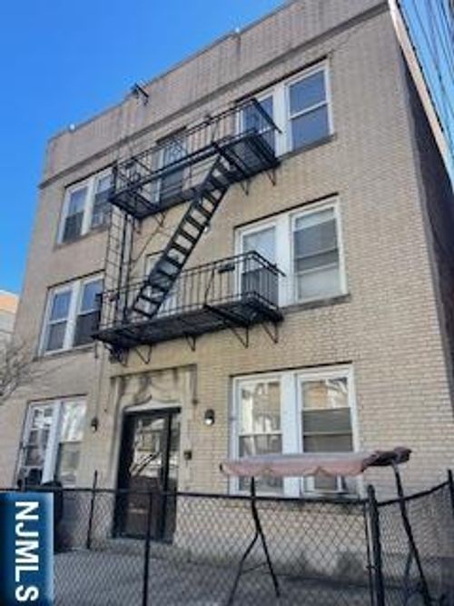 379 Undercliff Ave, Edgewater, NJ, 07020-1269 | Card Image