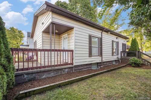 27 Elizabeth Lake Rd, Pontiac, MI, 48341-1001 | Card Image