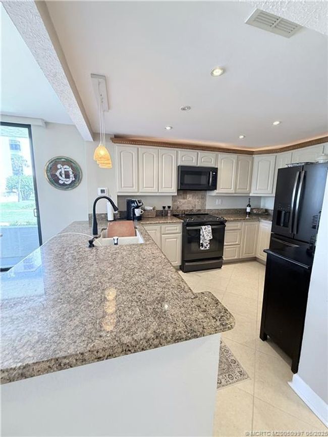 7 - 10600 S Ocean Dr, Condo with 2 bedrooms, 2 bathrooms and null parking in Jensen Beach FL | Image 7