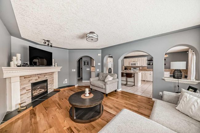 68 Arbour Crest Court Nw, Home with 4 bedrooms, 3 bathrooms and 4 parking in Calgary AB | Image 4