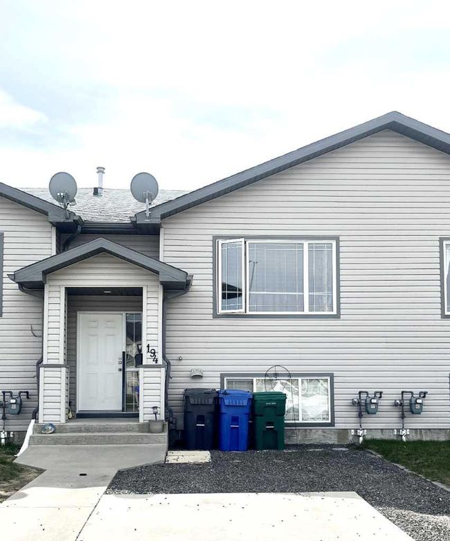 194 Blackfoot Boulevard W, Home with 4 bedrooms, 2 bathrooms and 4 parking in Lethbridge AB | Image 2