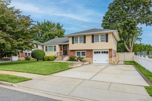 114 Spruce Ave, Bethpage, NY, 11714-1325 | Card Image