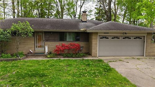 5229 Evergreen Dr, North Olmsted, OH, 44070-3077 | Card Image