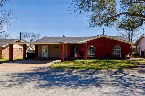 2005 S Pine St, Brady, TX, 76825-7321 | Card Image