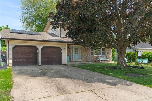 391 Northgate Rd, Lindenhurst, IL, 60046-8541 | Card Image