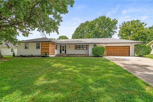 105 Michael Dr, Clinton, MO, 64735-2449 | Card Image