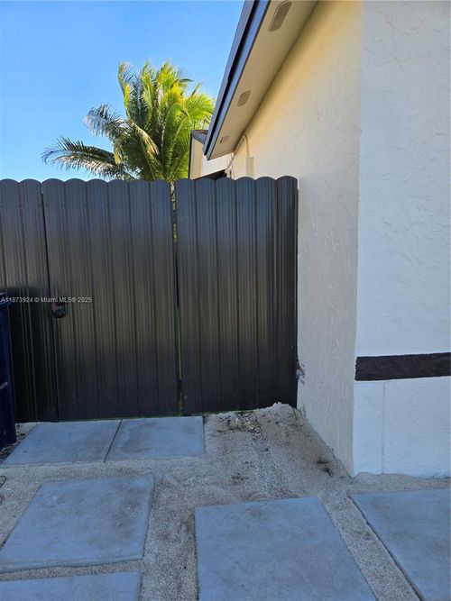 left-25921 Sw 130th Ave, Homestead, FL, 33032-6931 | Card Image