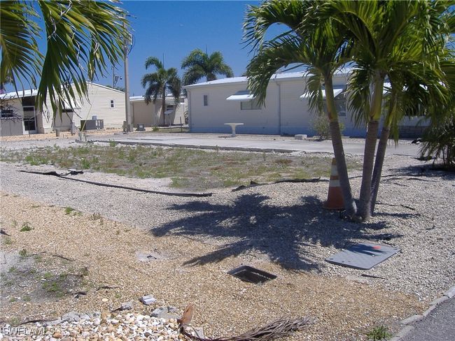 Front view of Lot | Image 8