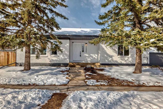 11377 Braeside Drive Sw, Home with 5 bedrooms, 3 bathrooms and 4 parking in Calgary AB | Image 2