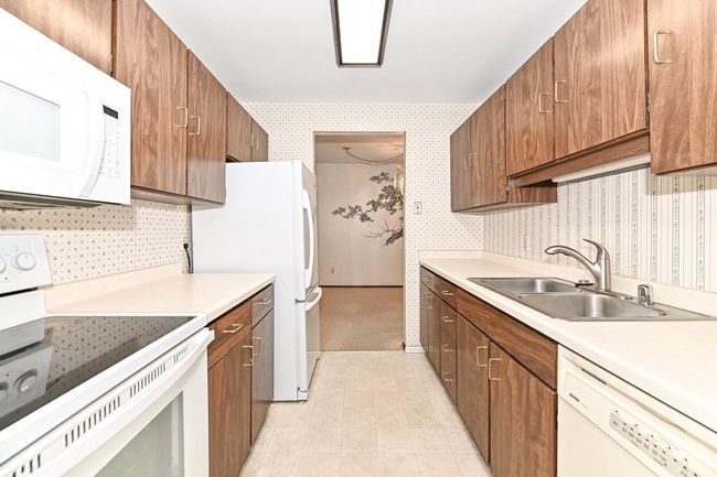 110 - 5200 S Tuckaway Boulevard, Condo with 2 bedrooms, 2 bathrooms and null parking in Greenfield WI | Image 11