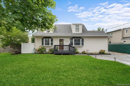 215 Hawkins Blvd, Copiague, NY, 11726-4811 | Card Image