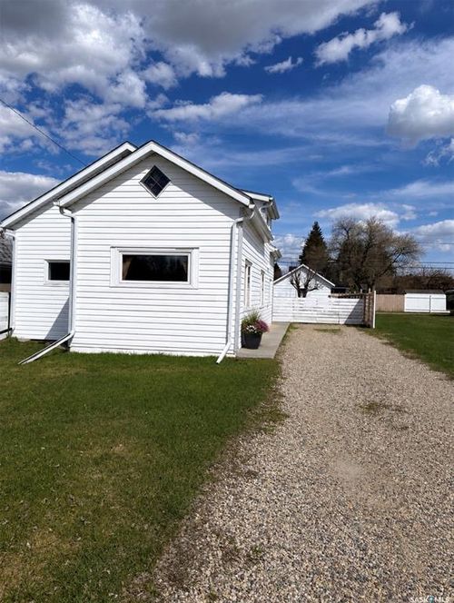 901 2nd St E, Nipawin, SK, S0E1E0 | Card Image