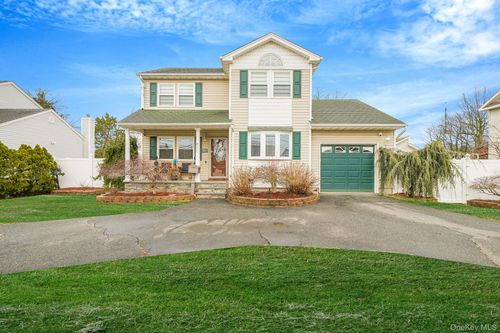 811 County Line Rd, Amityville, NY, 11701-1744 | Card Image