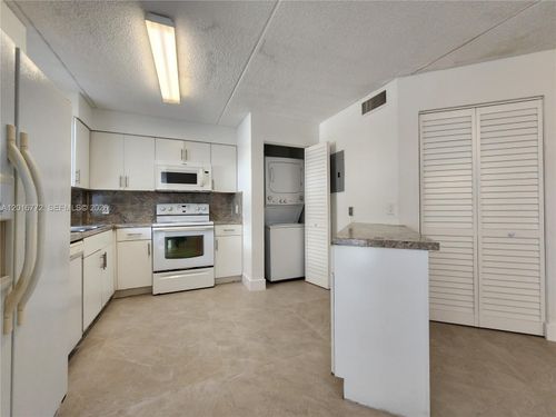 208-6065 Nw 186th St, Hialeah, FL, 33015-6071 | Card Image