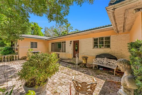 990 Ne 94th St, Miami Shores, FL, 33138-2917 | Card Image