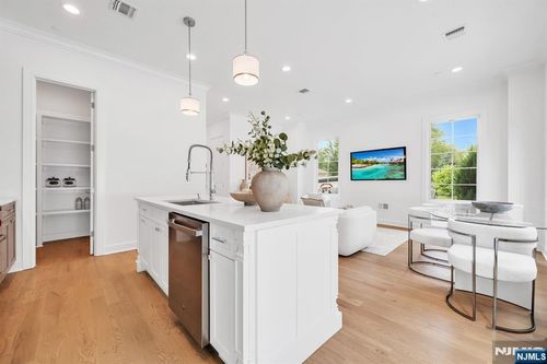 24 Gabriel Ct, Paramus, NJ, 07652-1868 | Card Image