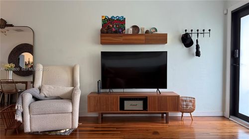 4-2 Ne 44th St, Miami, FL, 33137-3414 | Card Image