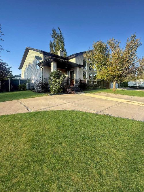 105 Riverwood Manor W, Lethbridge, AB, T1K7X4 | Card Image