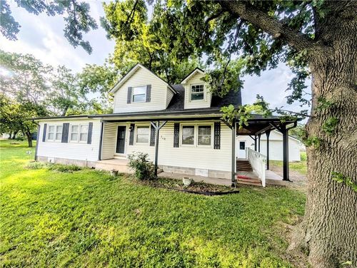 710 E Vine St, Iola, KS, 66749-3929 | Card Image