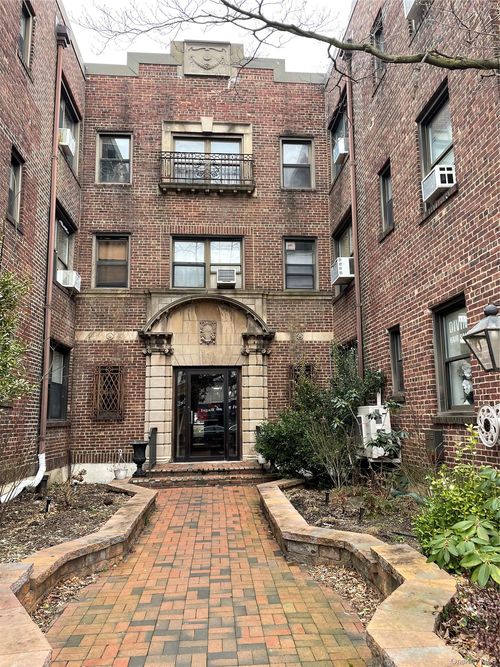 3er-7 Bond St, Great Neck, NY, 11021-2433 | Card Image