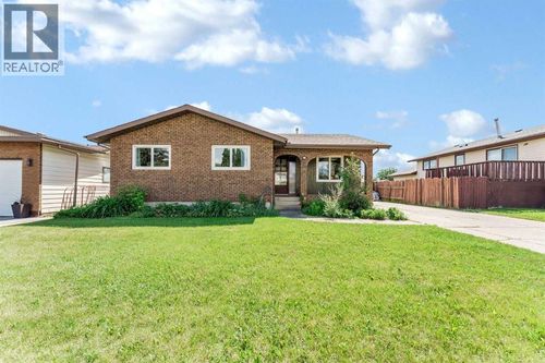 9 Elliott St Se, Medicine Hat, AB, T1B2V7 | Card Image