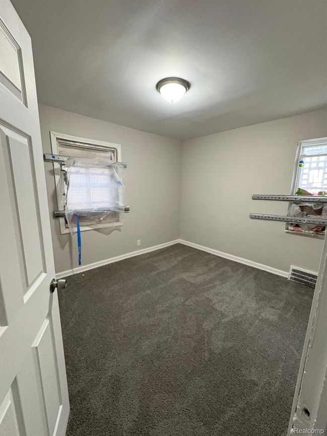 18042 Russell St, House other with 3 bedrooms, 1 bathrooms and null parking in Detroit MI | Image 5