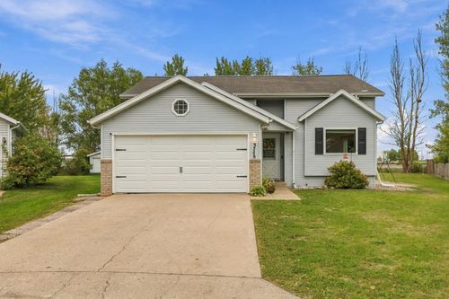 3748 Village Green Cir, Moorhead, MN, 56560-5400 | Card Image