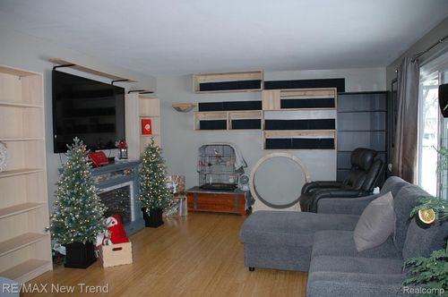 21304 Colwell St, Farmington Hills, MI, 48336-6115 | Card Image