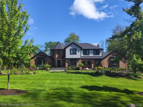 284 Woodwind Dr, Bloomfield Hills, MI, 48304-2172 | Card Image