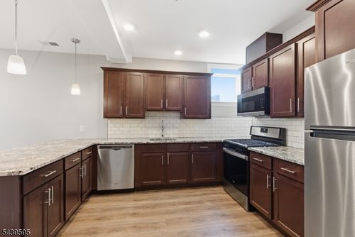 5-18 N Union Ave, Cranford, NJ, 07016-2119 | Card Image