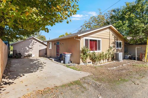 947 Murray Ave, Medford, OR, 97501-3282 | Card Image
