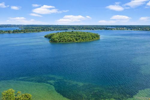 3317 W Shore Dr, Orchard Lake, MI, 48324-2372 | Card Image