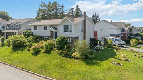 131 Pinewood Cres, Dartmouth, NS, B2V2P9 | Card Image