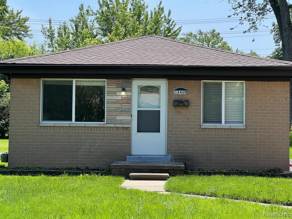 Hazelwood St, Roseville, MI 48066